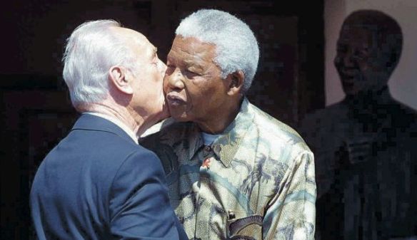 An-archive-photo-of-Shimon-Peres-and-Mandela-in-Johannesburg-in-2002